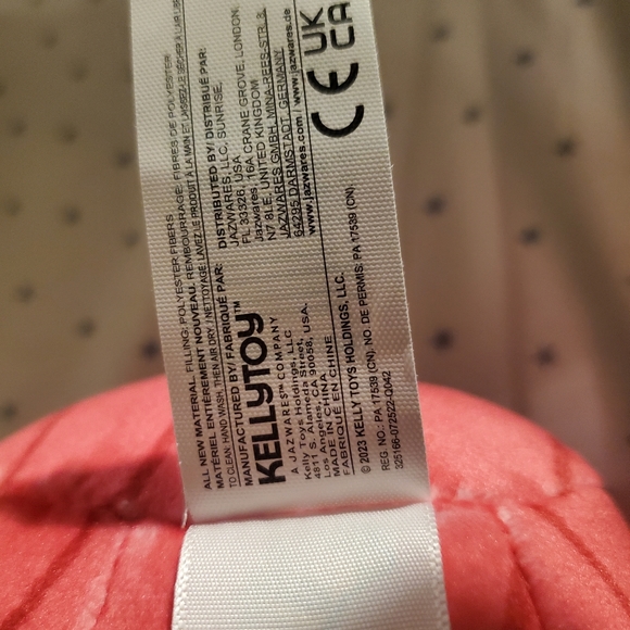 Elpha the cupcake Valentine's Day 2023 Squishmallow - Picture 3 of 4